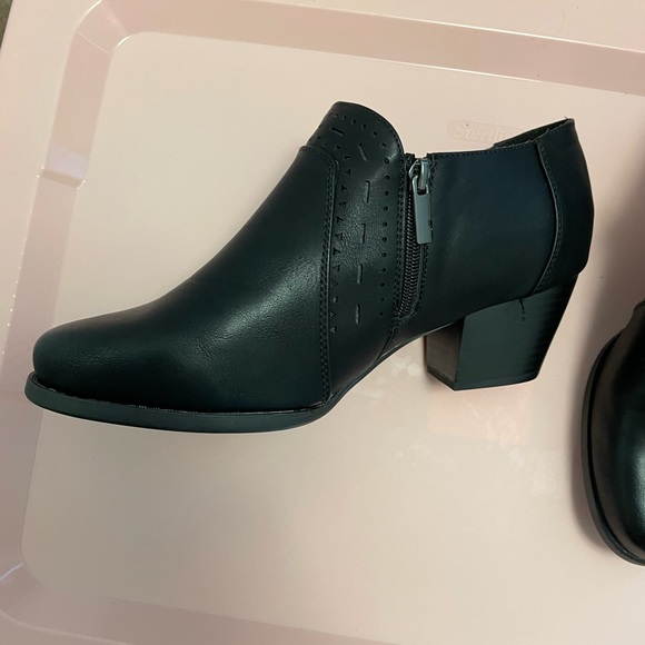 Black shoes.  Size 11.  Cloud Walkers by Avenue. - Picture 3 of 5